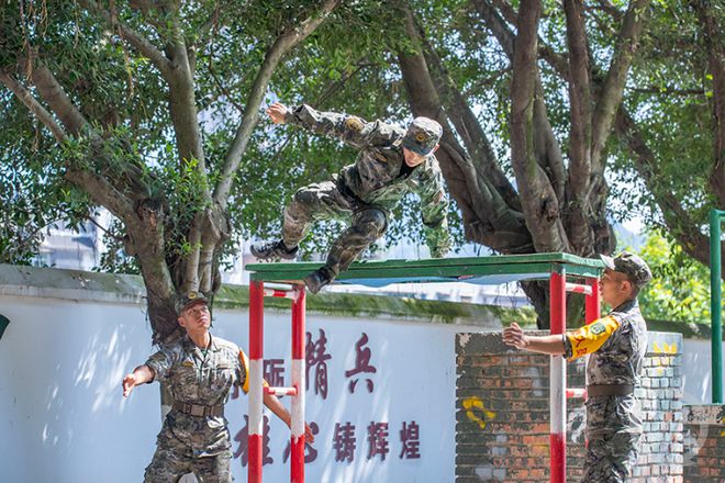 热辣滚烫！超清直击支队军事训练比武暨军人体育运动会现场(图2)