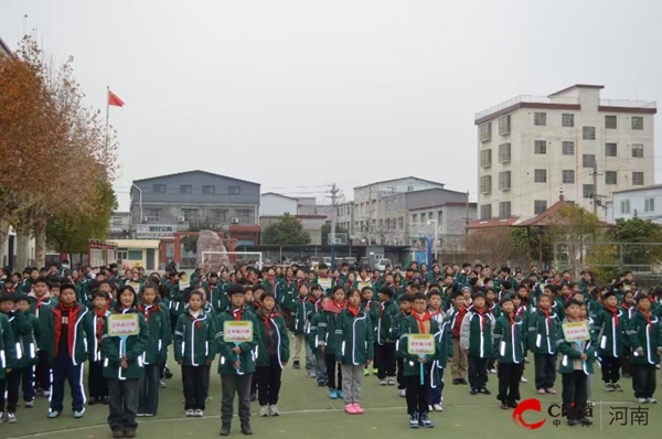 球场展锋芒少年意气扬——西平县实验小学2024年秋期“校长杯”足球比赛圆满落幕威廉希尔(图2)