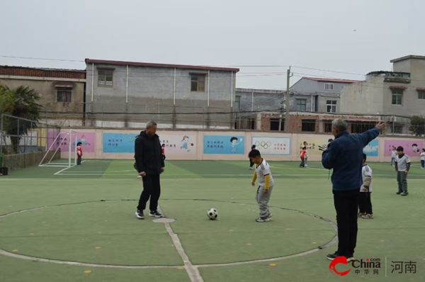 球场展锋芒少年意气扬——西平县实验小学2024年秋期“校长杯”足球比赛圆满落幕威廉希尔(图5)