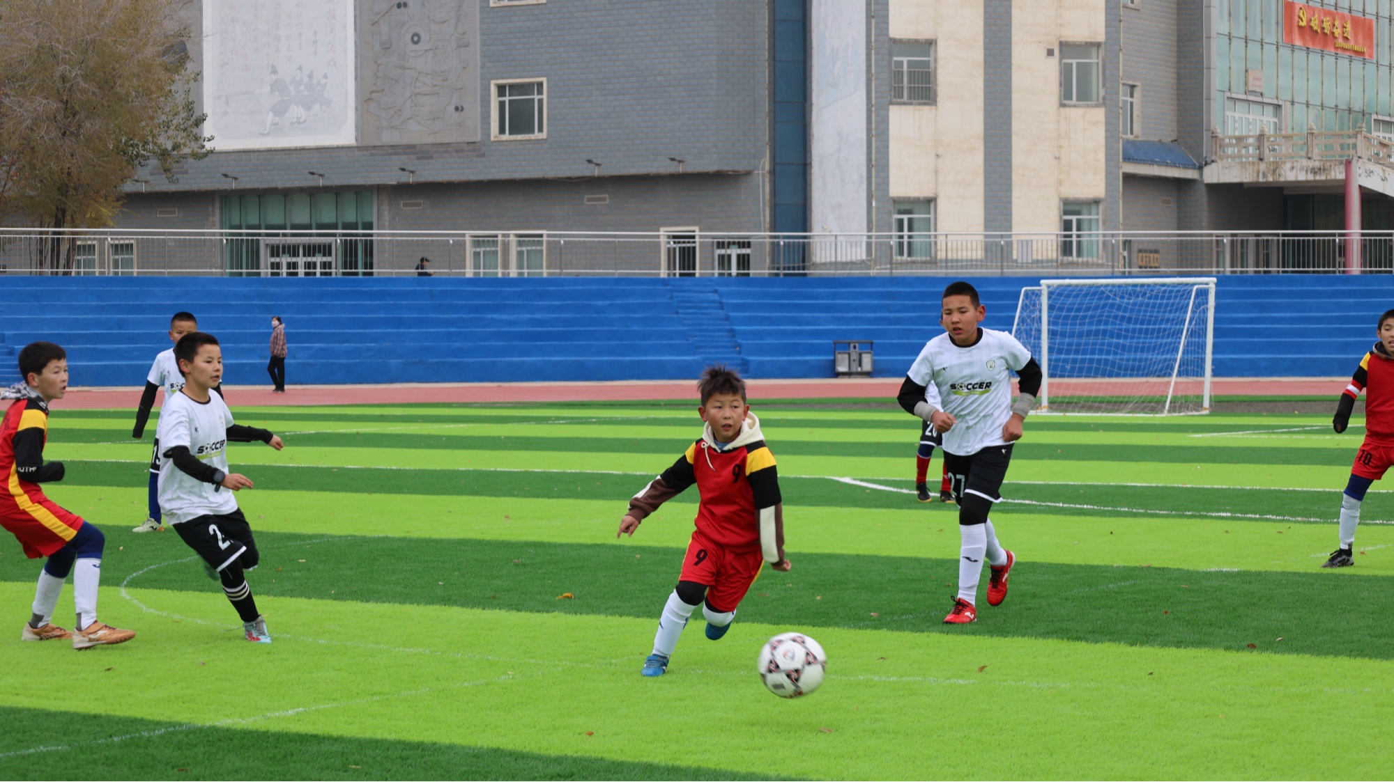 “奔跑吧·少年”吉木萨尔县2024年中小学生（青少年）校园足球赛激情开赛(图2)