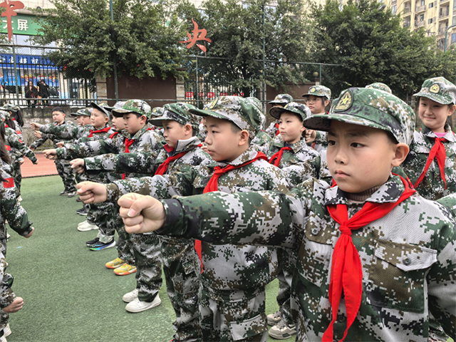 一校一景丨“小军人”上线！泸州这所学校的一场训练让学生厚植爱国情怀……(图2)