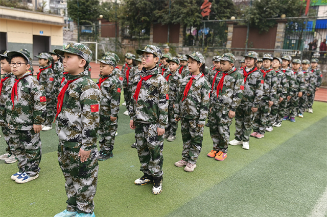 一校一景丨“小军人”上线！泸州这所学校的一场训练让学生厚植爱国情怀……(图3)